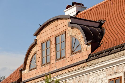 Gerade im Dachgeschoßausbau muss alte Bausubstanz mit neuen Werkstoffen behutsam und gekonnt verbunden werden, um Bauschäden vorzubeugen.